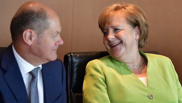 Ex-Kanzler Olaf Scholz und seine Vorgängerin Angela Merkel standen – wie auch zahlreiche andere ...