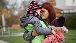 Angela ist nach dem tragischen Tod ihres Mannes für ihre Kinder stark.