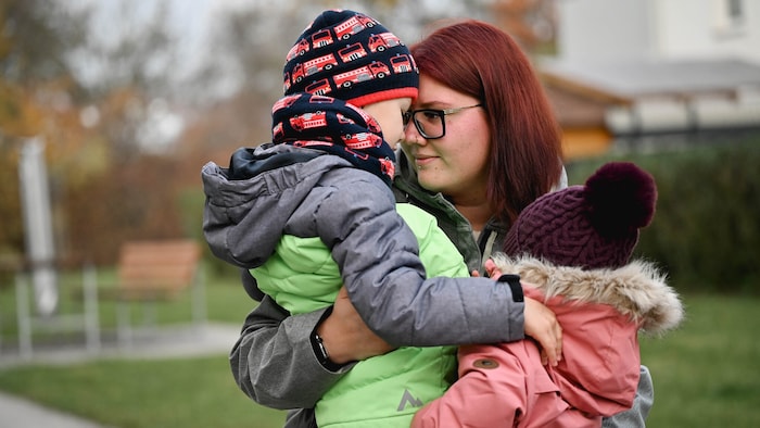 Angela ist nach dem tragischen Tod ihres Mannes für ihre Kinder stark.