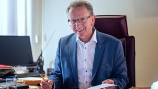 Der Zeller Bürgermeister Andreas Wimmreuter (SPÖ) über seinen Akten.