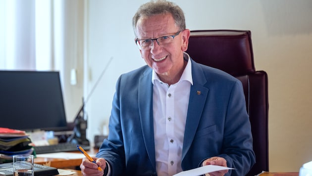 Der Zeller Bürgermeister Andreas Wimmreuter (SPÖ) über seinen Akten.