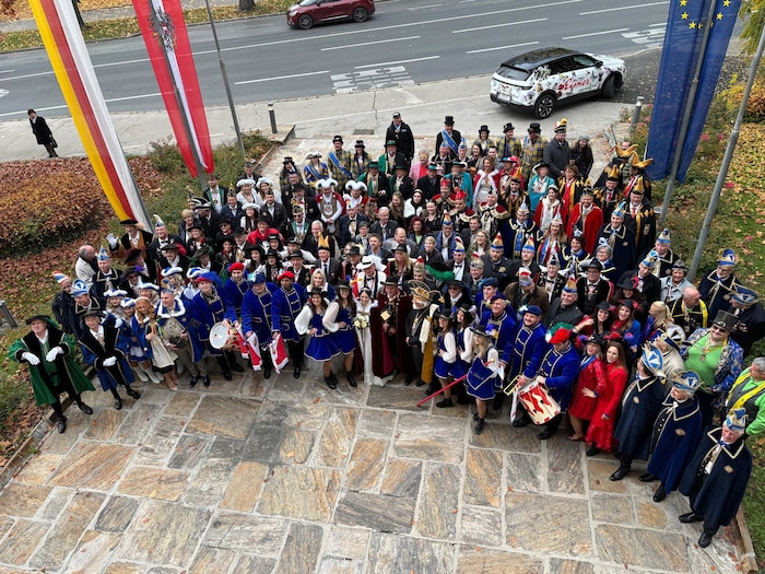 Unzählige Faschingsnarren vor der Landesregierung.