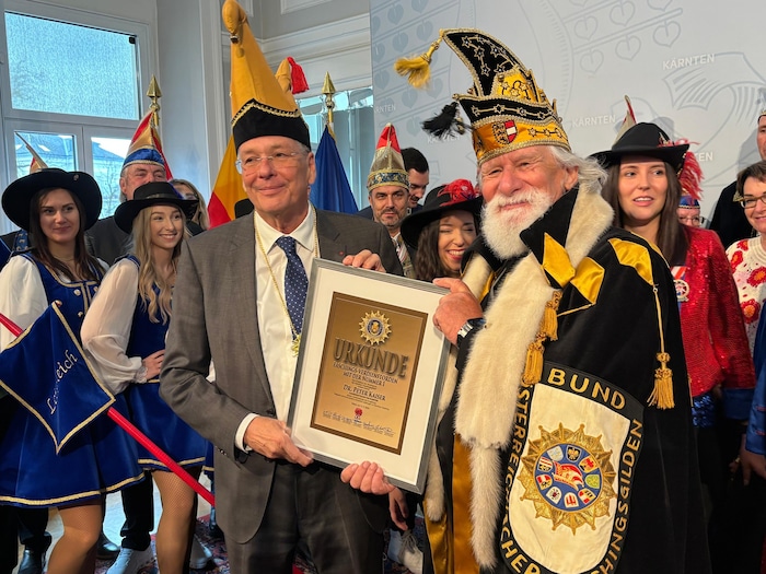 Peter Kaiser wurde die Urkunde von Bruno Arendt, Landespräsident der 55 Kärntner Faschingsgilden ...