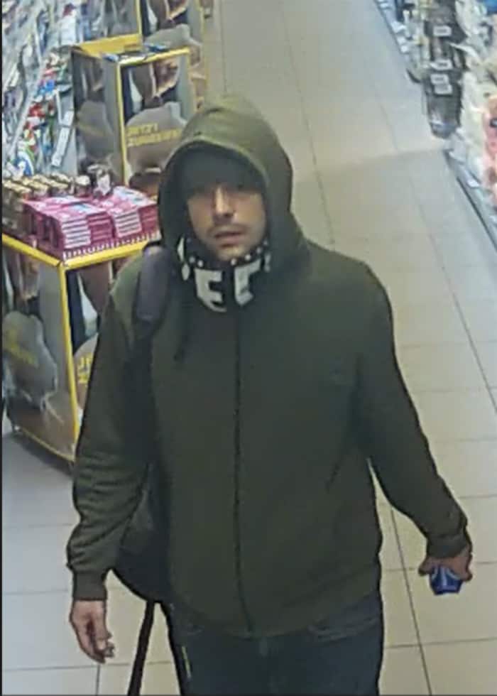 Die Polizei sucht diesen Mann.