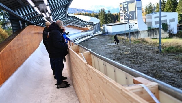 Am Dienstag wurde eine Holzbande an der kritischen Stelle installiert.