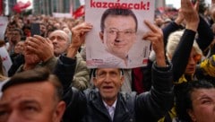 Anhänger von Ekrem Imamoglu (auf dem Transparent zu sehen) haben die Hoffnung nicht aufgegeben, ...