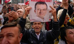 Anhänger von Ekrem Imamoglu (auf dem Transparent zu sehen) haben die Hoffnung nicht aufgegeben, ...