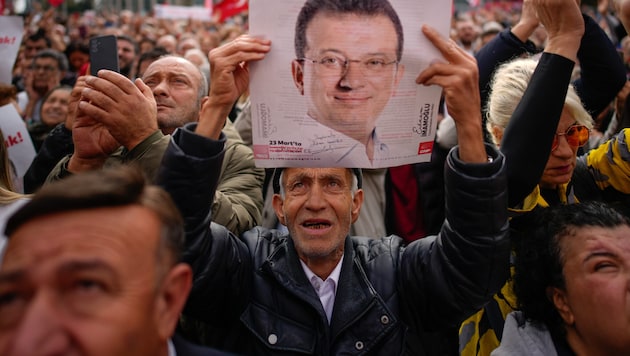Anhänger von Ekrem Imamoglu (auf dem Transparent zu sehen) haben die Hoffnung nicht aufgegeben, ...