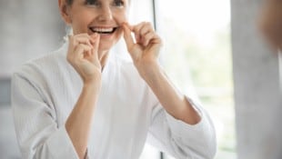 Gründliche Zahnreinigung hilft, Parodontitis vorzubeugen.