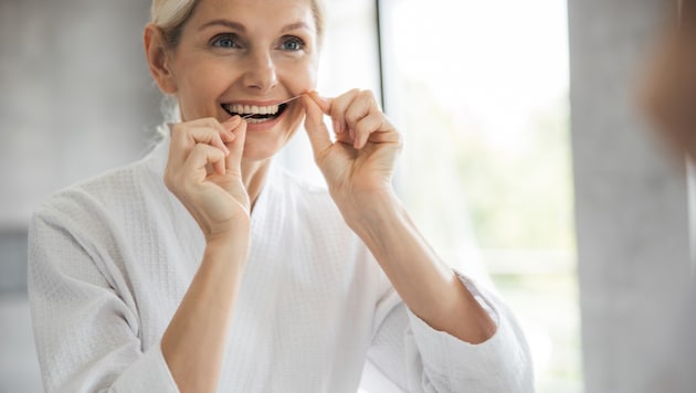 Gründliche Zahnreinigung hilft, Parodontitis vorzubeugen.