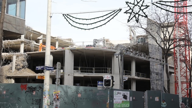 Vier Geschoße geplante Kaufhausfläche sind weg, um Platz für sieben neue Geschoße mit Wohnungen ...