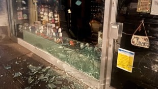 Das große Schaufenster der Goldmarie wurde zerstört.