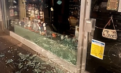 Das große Schaufenster der Goldmarie wurde zerstört.