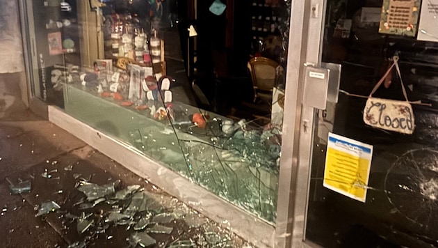 Das große Schaufenster der Goldmarie wurde zerstört.