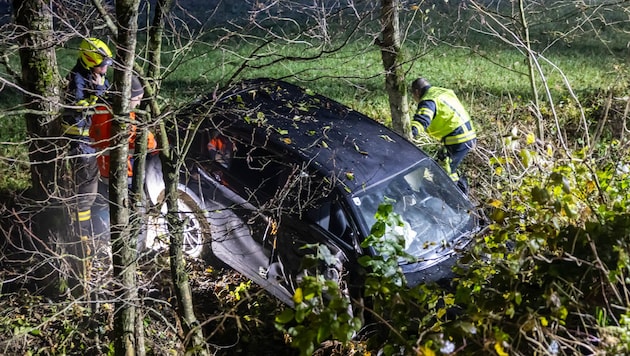 Der Wagen lag in Altenfelden in einem Bachbett