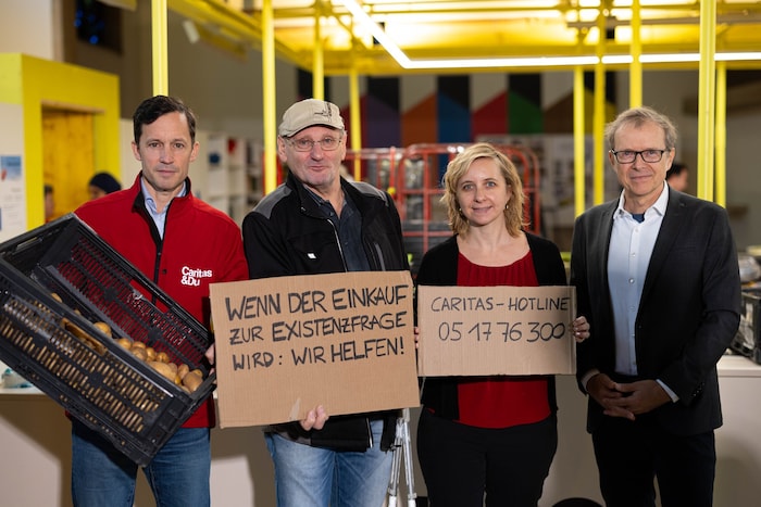 Jakob Heilig (2.v.l.) kommt seit 2014 zur Ausgabestelle der Caritas. Die Organisation ruft zu ...