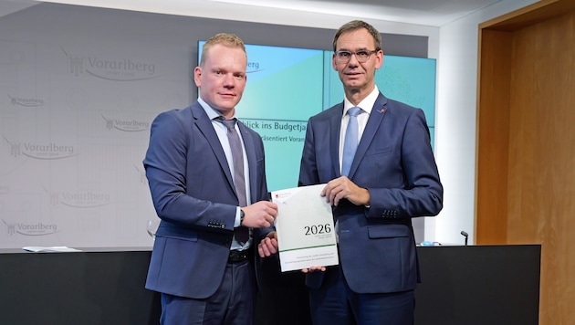 LH Markus Wallner und LSth. Christof Bitschi bei der Präsentation des Voranschlags für das ...