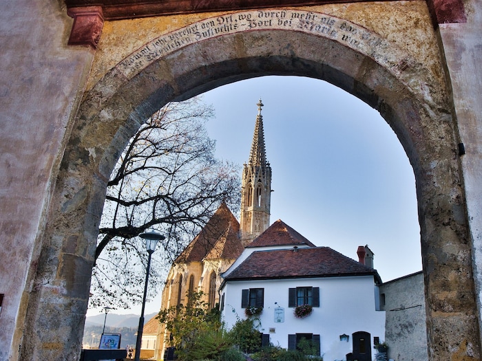 Majestätisch präsentiert sich die Wallfahrtskirche Maria Straßengel.