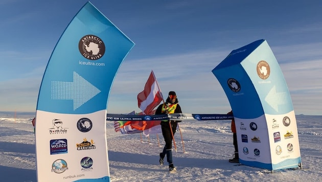 Rainer Predl lief mit der österreichischen Fahne ins Ziel.