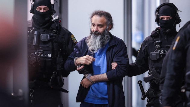 Hier wird der saudi-arabische Angeklagte in den Gerichtssaal geführt.