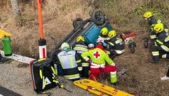 Der Lenker war im Wrack, das auf dem Dach liegen geblieben war, eingeklemmt.