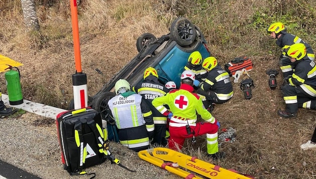 Der Lenker war im Wrack, das auf dem Dach liegen geblieben war, eingeklemmt.