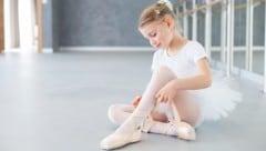 Mit solch entzückenden Fotos von jungen Tänzerinnen locken Kriminelle zur Abstimmung.