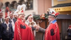 St. Gilgen: Schlüsselübergabe mit Ortschef Otto Kloiber (re.)