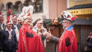 St. Gilgen: Schlüsselübergabe mit Ortschef Otto Kloiber (re.)