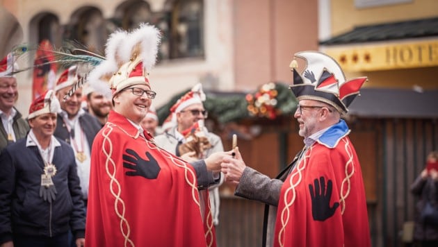 St. Gilgen: Schlüsselübergabe mit Ortschef Otto Kloiber (re.)