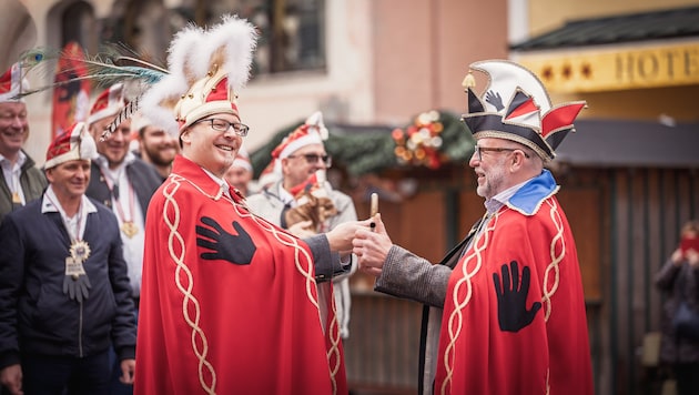 St. Gilgen: Schlüsselübergabe mit Ortschef Otto Kloiber (re.)