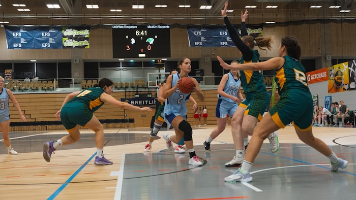 Die Uni Wien Emperors eröffneten den Spieltag mit einem 45:38-Sieg gegen die MedUni Serpents.