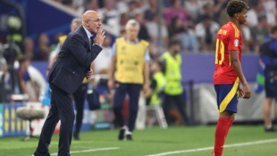 Luis de la Fuente (li.) muss auf Superstar Lamine Yamal verzichten.