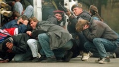 Archivbild aus dem Jahr 1992: Zivilisten und bosnische Spezialkräfte flüchten vor serbischen ...