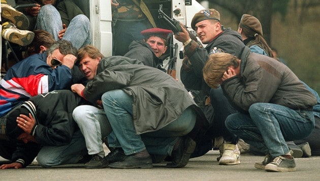 Archivbild aus dem Jahr 1992: Zivilisten und bosnische Spezialkräfte flüchten vor serbischen ...