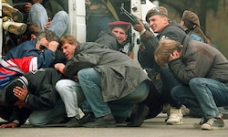 Archivbild aus dem Jahr 1992: Zivilisten und bosnische Spezialkräfte flüchten vor serbischen ...