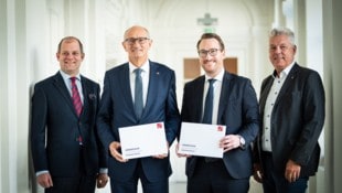 LH Anton Mattle und Stv. Philip Wohlgemuth mit Finanzvorstand Armin Tschurtschenthaler (links) ...