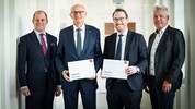 LH Anton Mattle und Stv. Philip Wohlgemuth mit Finanzvorstand Armin Tschurtschenthaler (links) ...