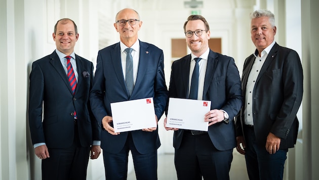 LH Anton Mattle und Stv. Philip Wohlgemuth mit Finanzvorstand Armin Tschurtschenthaler (links) ...
