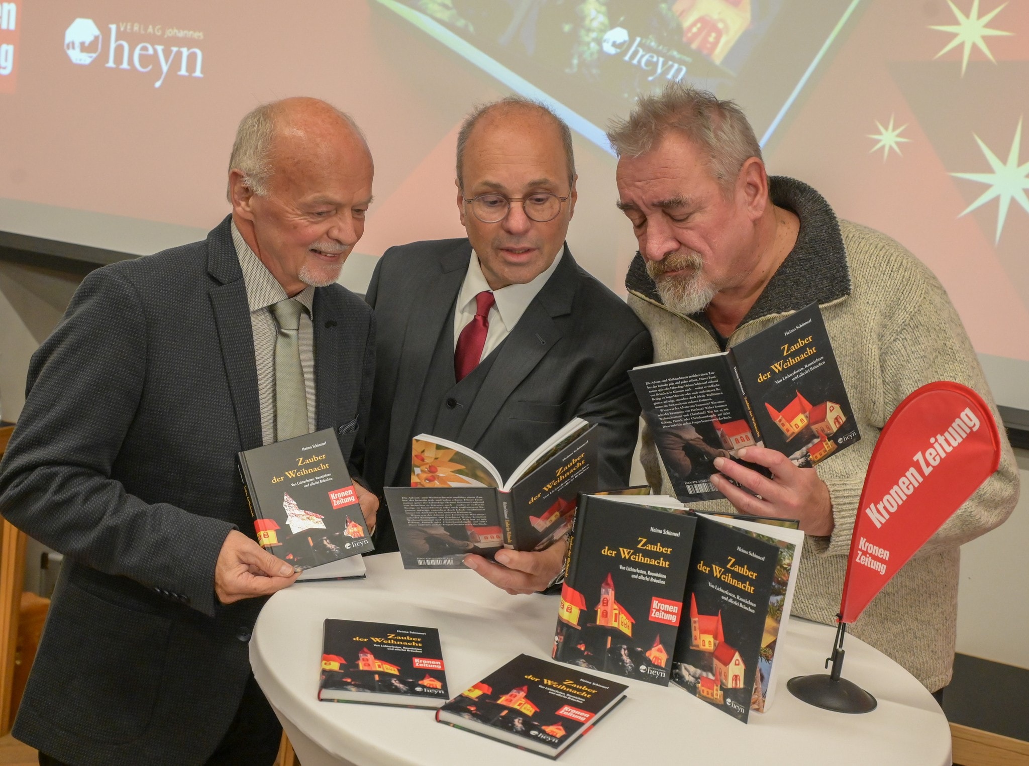 Heimo Schinnerl, Hannes Mößlacher und Heyn-Verleger Achim Zechner bei der Lektüre des Buches, ...