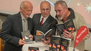Heimo Schinnerl, Hannes Mößlacher und Heyn-Verleger Achim Zechner bei der Lektüre des ...