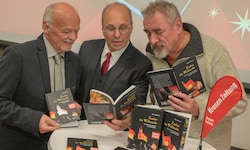 Heimo Schinnerl, Hannes Mößlacher und Heyn-Verleger Achim Zechner bei der Lektüre des ...
