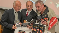 Heimo Schinnerl, Hannes Mößlacher und Heyn-Verleger Achim Zechner bei der Lektüre des ...