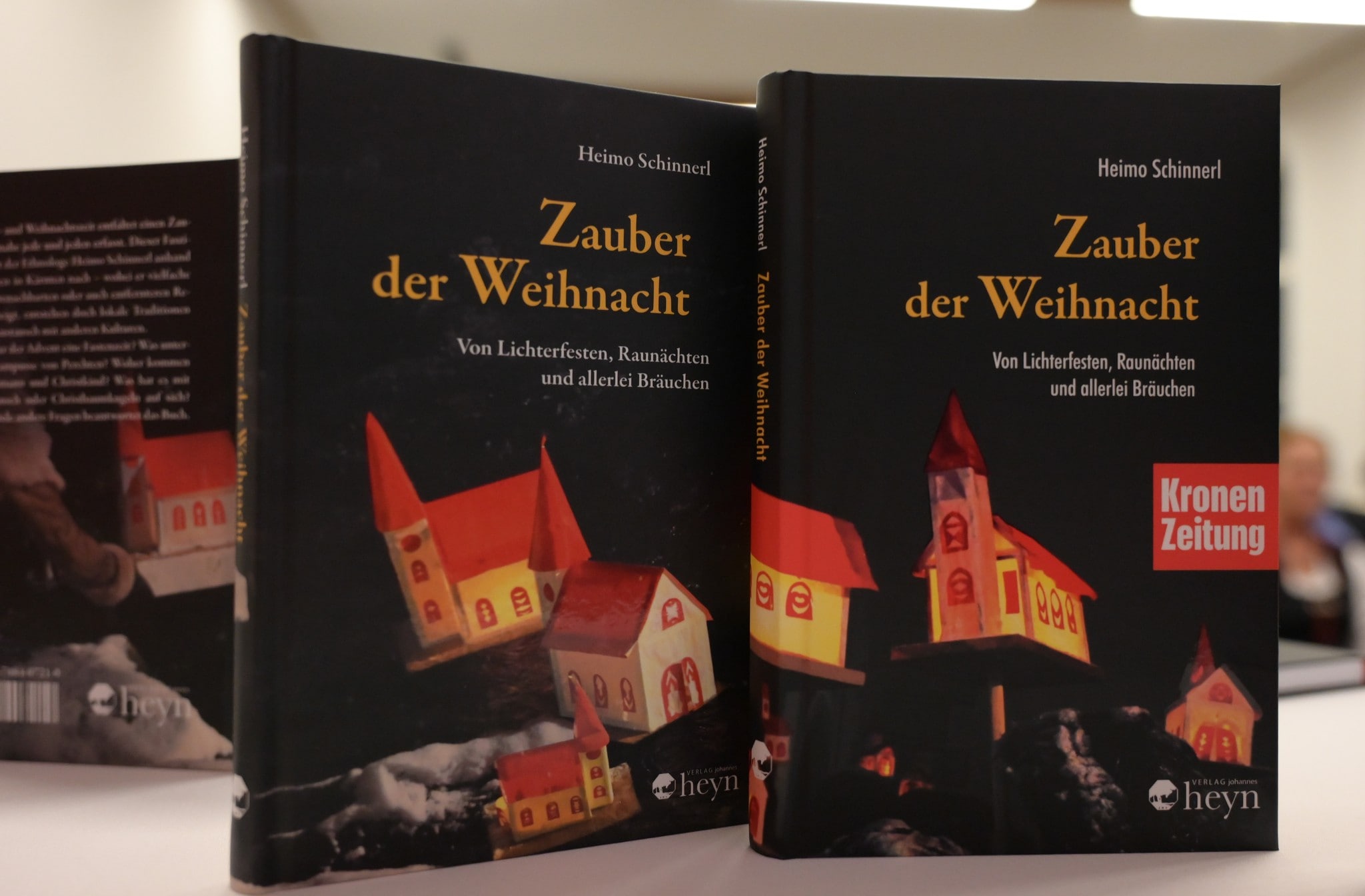 Vom Buch gibt es zwei Editionen:eine im Buchhandel zum Preis von 19,90 Euro und eine ...