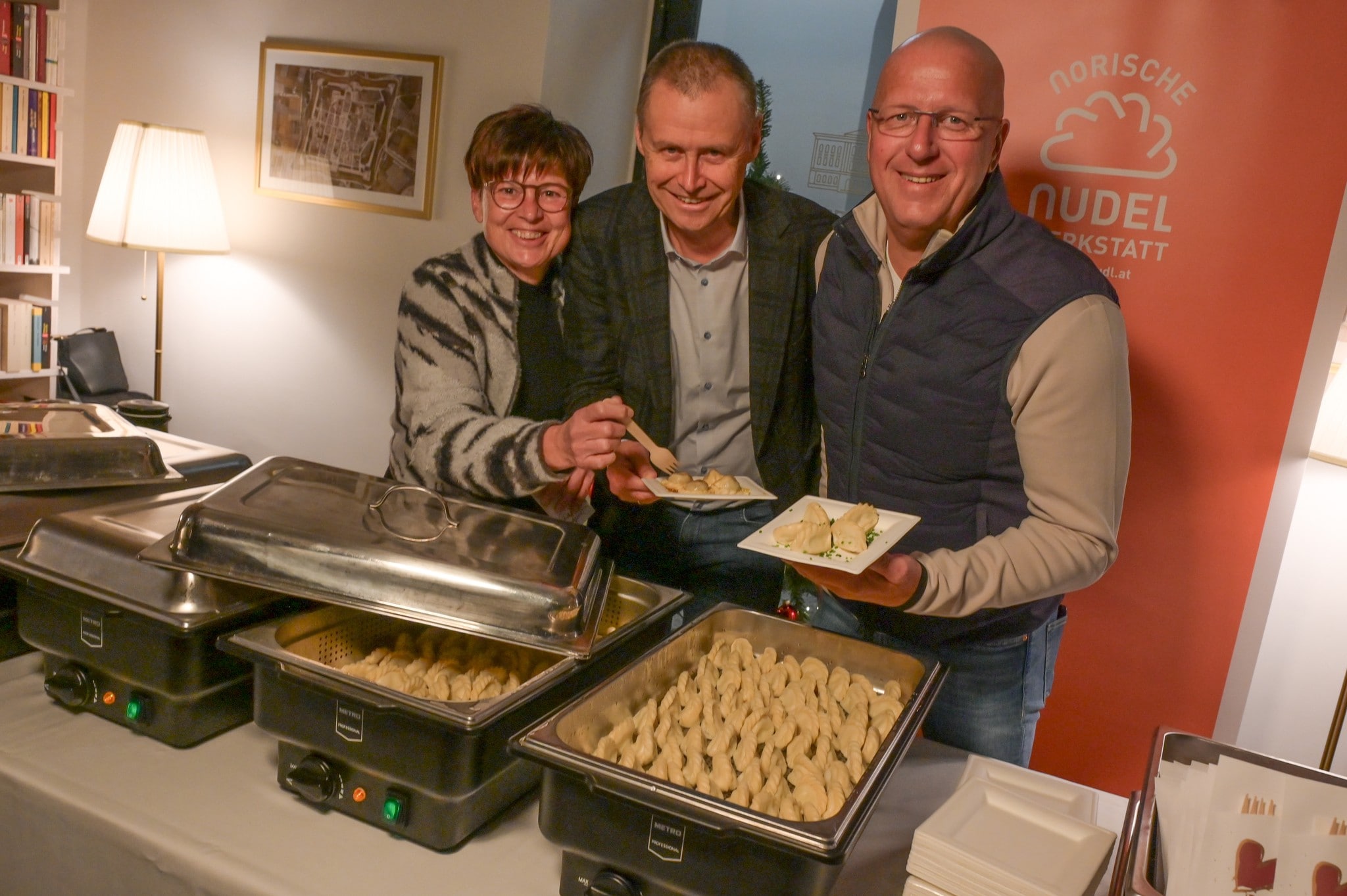 Kelag-Sprecher Josef Stocker ließ sich von Edith und Walter Kuss servieren.