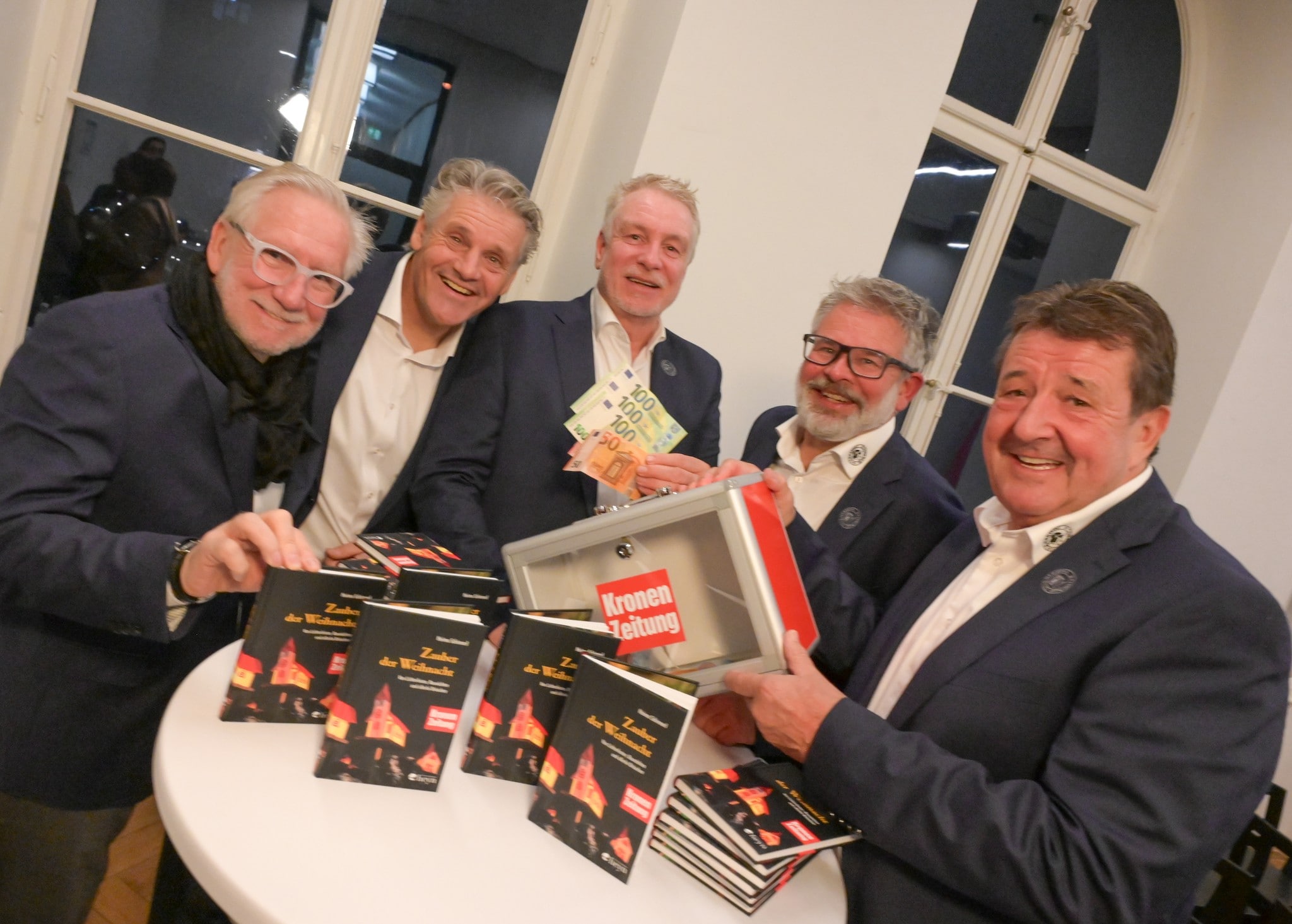 Die Stadtrichter beim Lesen und Spenden – für die Aktion „Krone-Leser helfen“.