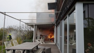 Durch Feuer und Rauch ist das Haus höchstwahrscheinlich ein Totalschaden. 