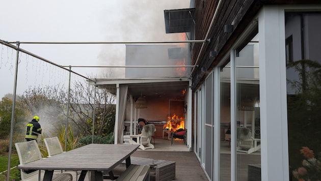 Durch Feuer und Rauch ist das Haus höchstwahrscheinlich ein Totalschaden.