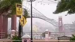 Der Supertaifun Fung-wong erschütterte eine Brücke massiv, als er am Sonntag auf die Philippinen ...