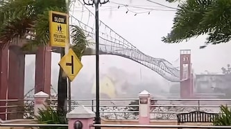 Der Supertaifun Fung-wong erschütterte eine Brücke massiv, als er am Sonntag auf die Philippinen ...